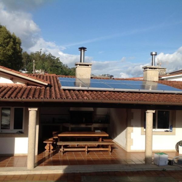 Fotovoltaica casa verano Autoconsumo doméstico con baterías Pontevedra