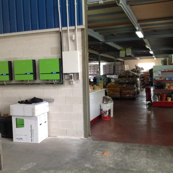 Instalación trifasica de placas solares en nave agricola