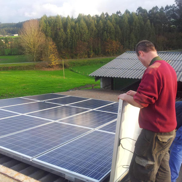 Instalador de placas solares sobre granja en Lugo