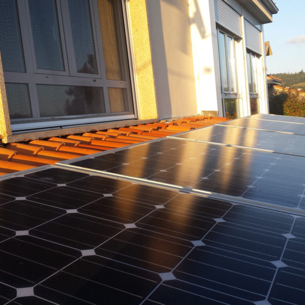 vivienda_autoconsumo_roxos Vivienda con paneles fotovoltaicos Coruña
